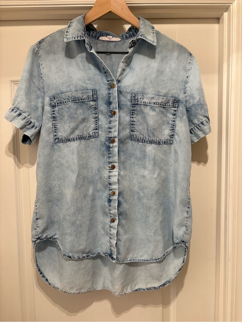 Women’s Jane & Delancey light-wash short-sleeve denim button-up shirt size M